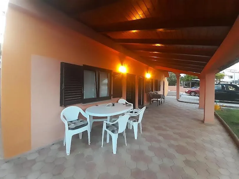 Apartment Apartmani Delas Pjescana Uvala