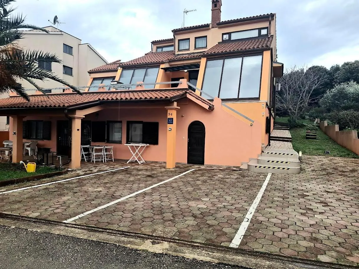 Apartment Apartmani Delas Pjescana Uvala